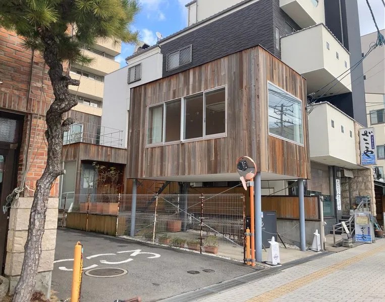 会場の建物の外観